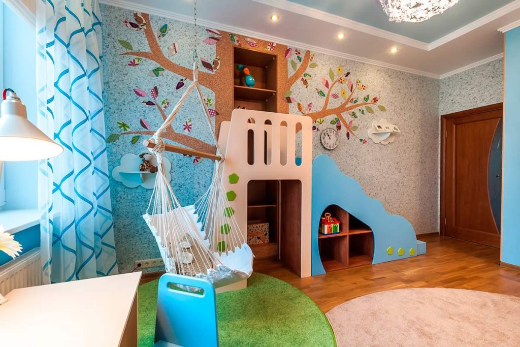 Arbre en papier peint liquide accroché au mur d'une chambre d'enfants