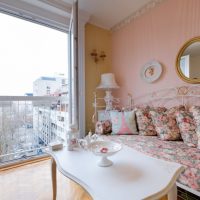 Classic-style panoramic windows in the living room