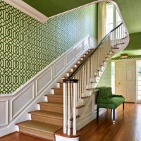 Zidovi stubišta sa zelenim tapetama