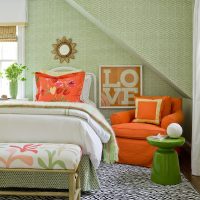 Narančasta fotelja u dječjoj sobi