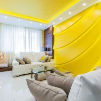 Faretti sul soffitto giallo