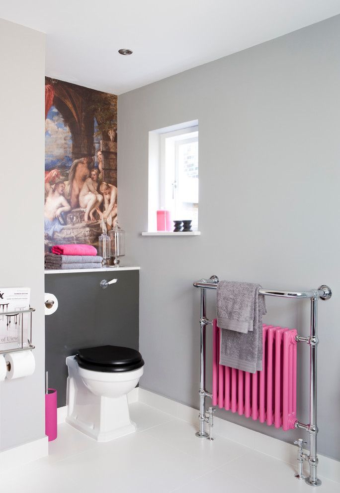 Batteria rosa all'interno della toilette