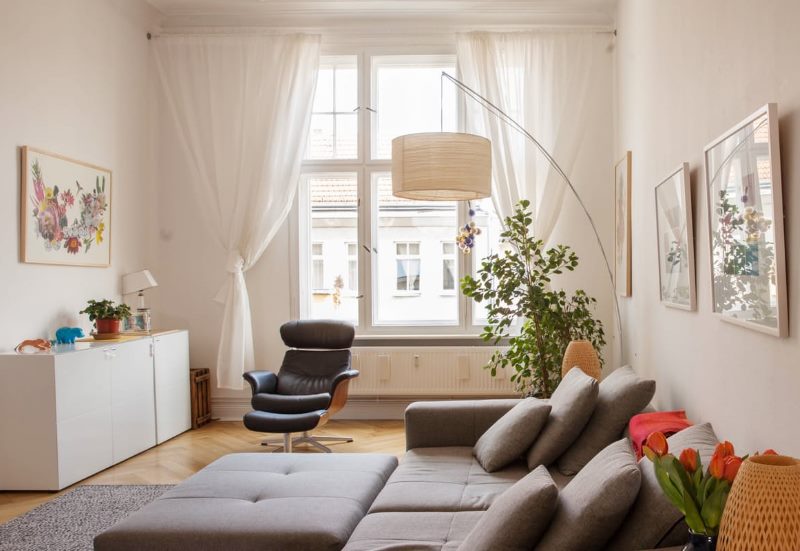 Fehér nappali modern apartmanban