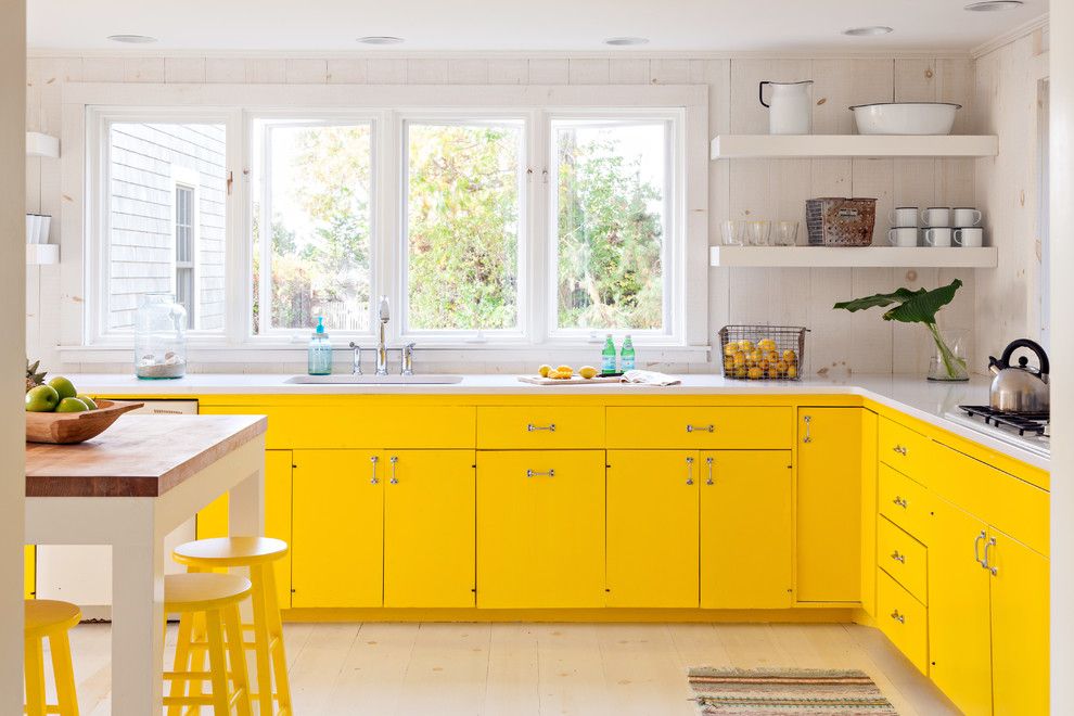 Sedie gialle all'interno della cucina-sala da pranzo