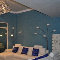 Dekoracija zidova i stropa dnevne sobe s tekućim tapetama