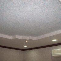 Soffitto in cartongesso a due livelli con faretti