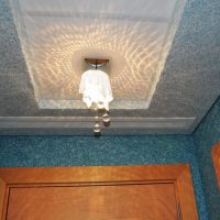 Finitura del soffitto con carta da parati liquida