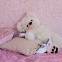 Teddy bear pada bantal hiasan