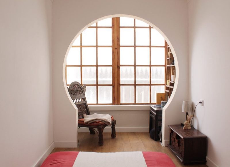 Prozor u spavaću sobu s drvenim okvirom