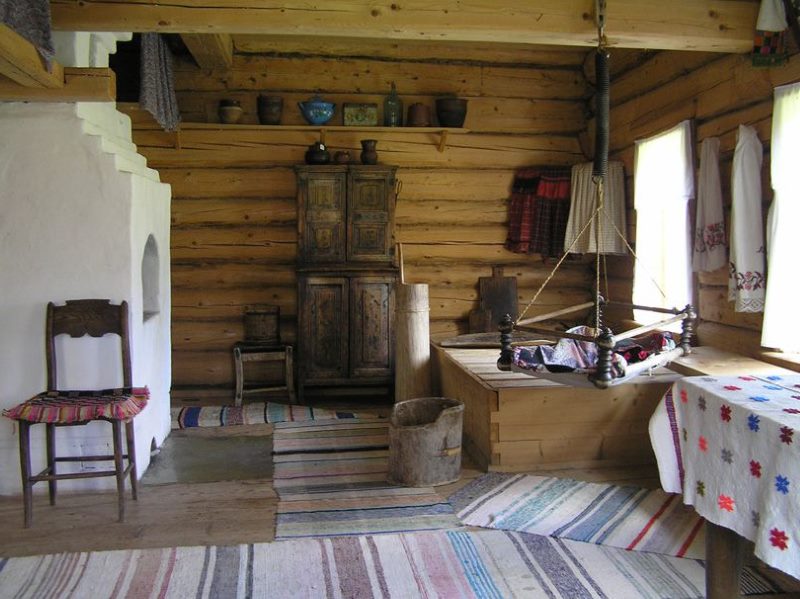 Poêle blanchi dans une cabane en rondins à l'ancienne