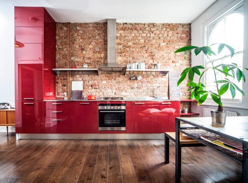 Interni in stile loft cucina rossa