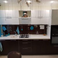 Tirai biru di tingkap dapur