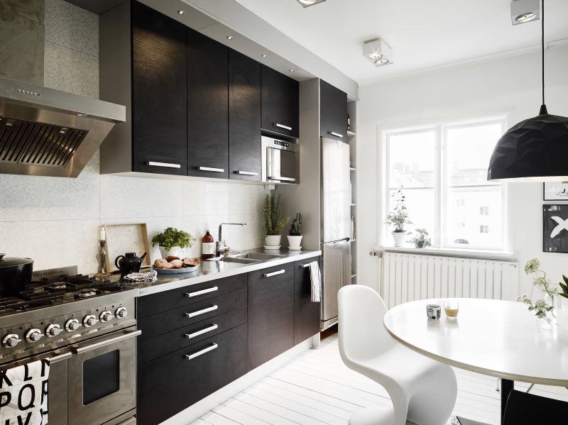 Kitchen linear layout with black facades