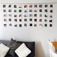 Bijeli zid s fotografijama na drvenoj dasci