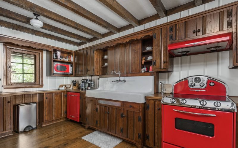 Complete kitchen with natural wood facades