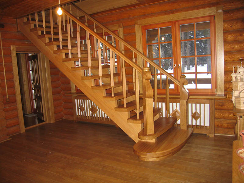 Scala di legno della soffitta in una casa di ceppo