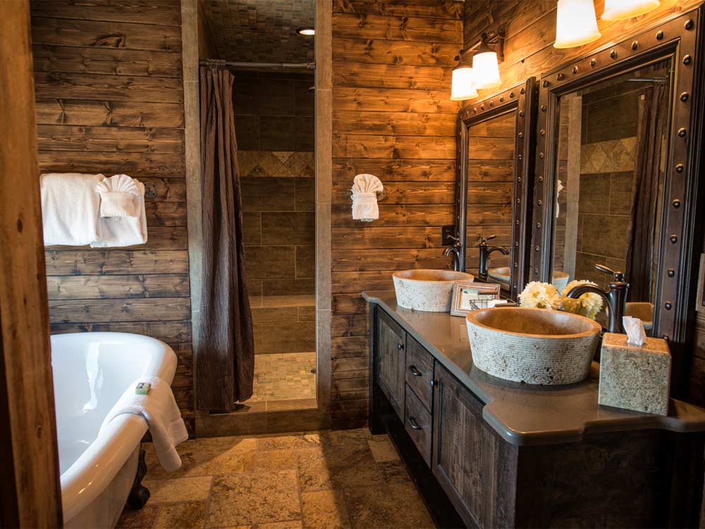 Intérieur de la salle de bain en bois