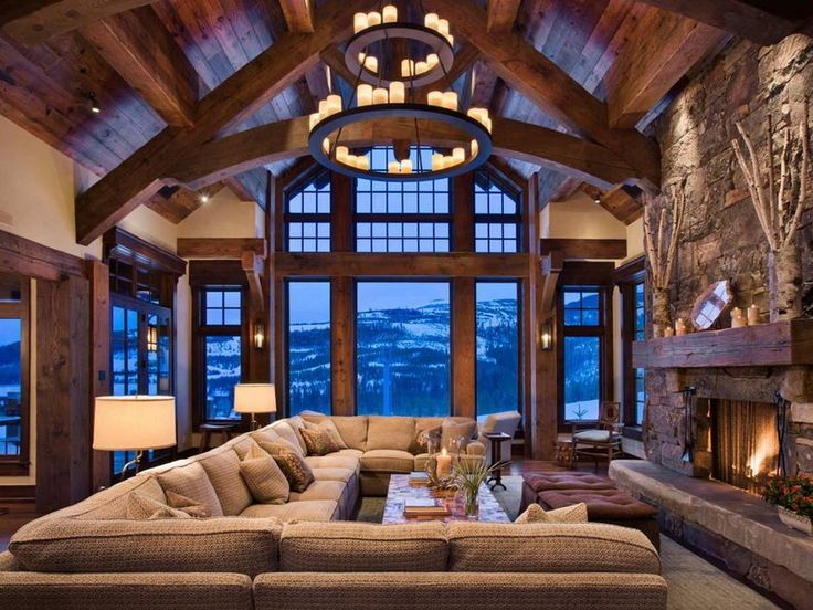 Visoki prozori s drvenim lukovima u kući u alpskom stilu