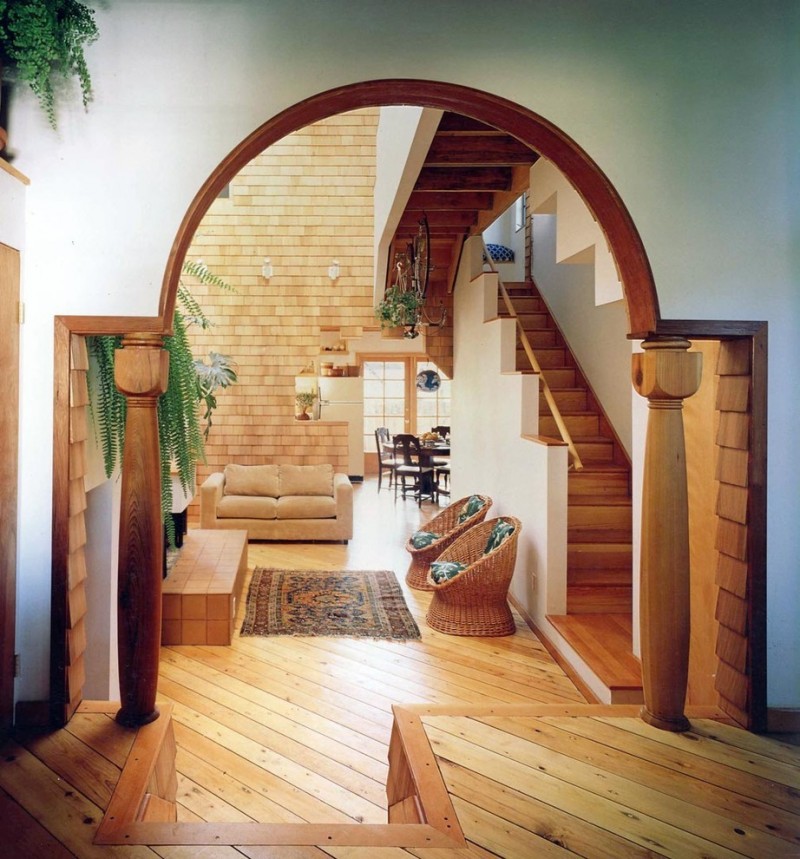 Colonnes en bois naturel dans le hall d'une maison privée