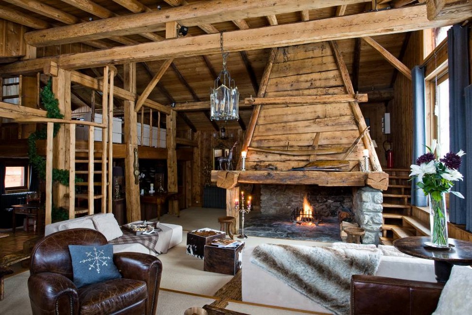 Poutres en bois dans un salon de style chalet