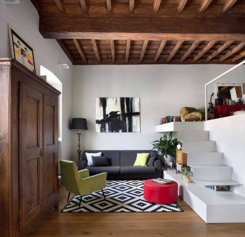 Soffitto in legno in un monolocale