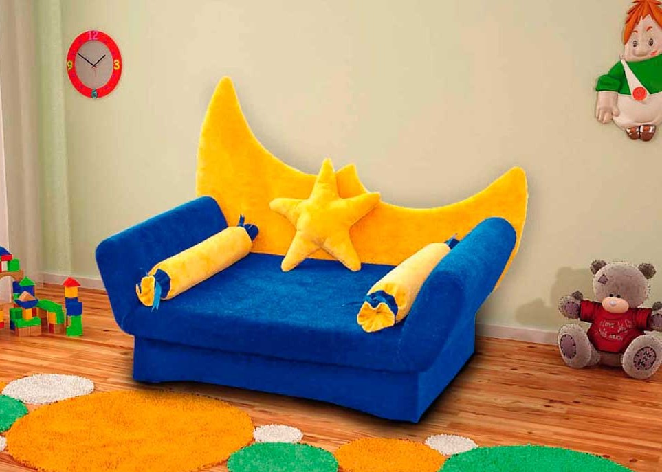 ספה כחולה וצהובה בחדר הילדים