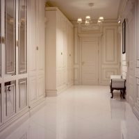 Bijeli podovi u unutrašnjosti hodnika