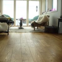 Sivi tepih na drvenom podu