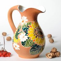 Brocca in terracotta con motivi dipinti