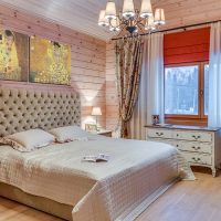 Chambre lumineuse dans une maison en bois