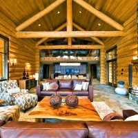 Dizajnirajte dnevnu sobu s visokim stropom u seoskoj kući