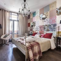 Zidna dekoracija spavaće sobe s patchwork pozadinom