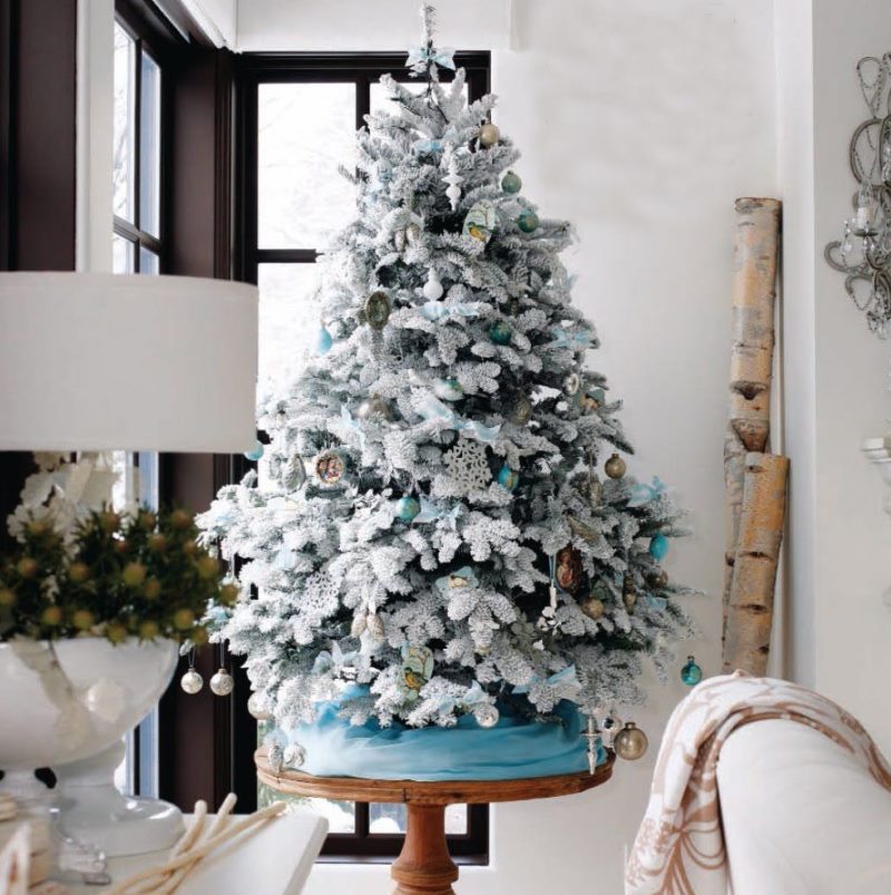 Petit sapin de Noël sur une table en bois ronde