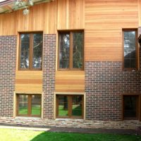 Maison à deux étages avec revêtement de façade combiné