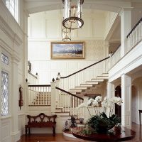 Escalier à deux volées dans le couloir d’une villa de campagne