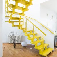 Escalier en colimaçon jaune