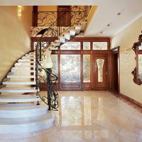 Portes avec vitraux à l'intérieur du hall d'entrée