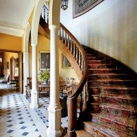 Décorer un escalier en bois avec un tapis