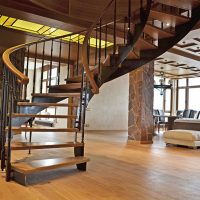 Escalier en colimaçon en métal avec marches en bois