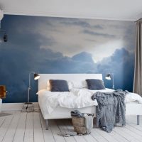 Oblaci na muralu u spavaćoj sobi
