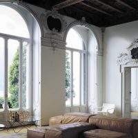 Soggiorno interno con finestre ad arco