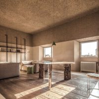 Plafond en béton dans un appartement de style industriel