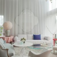 Tulle blanc sur le mur du salon avec haut plafond