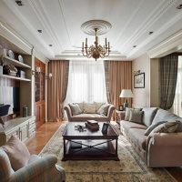 Soffitto bianco con modanatura in stucco poliuretanico