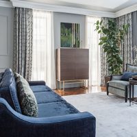 La conception du salon d'une maison privée dans le style néoclassique