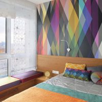 Zidni mural s geometrijskim uzorcima na zidu spavaće sobe