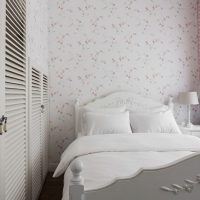 Svijetla spavaća soba s cvjetnim tapetama