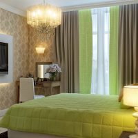 Kombinacija zelenih zavjesa s pokrivačem na krevetu