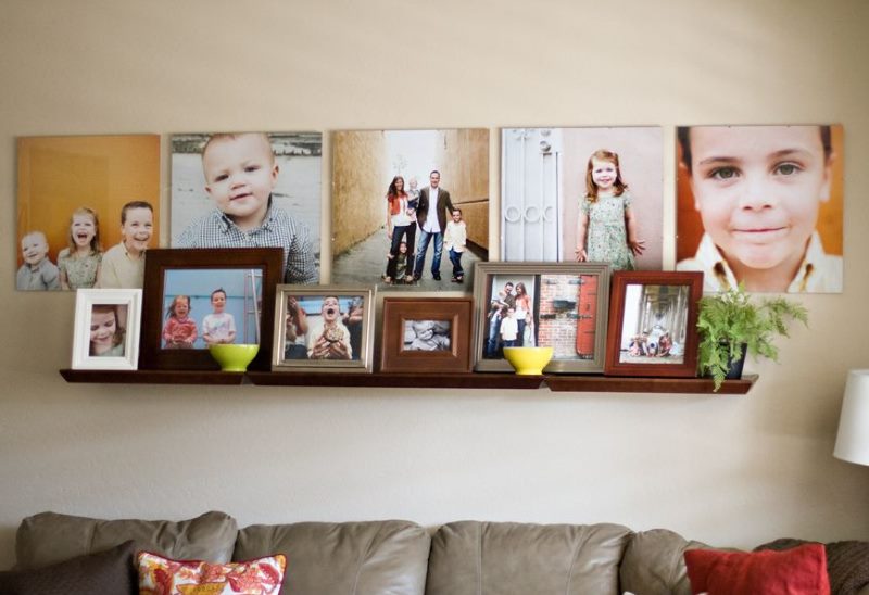 Scaffale con foto di famiglia sulla parete del soggiorno