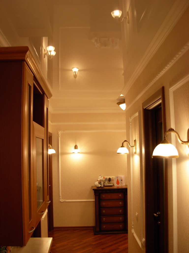 Osvjetljenje hodnika s sjajnim rastegljivim stropom
